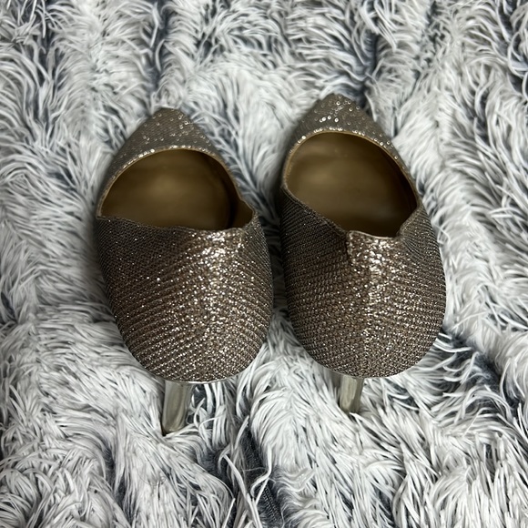 Bandolino Sz 7 1/2M Gold Sparkling Heels - Picture 6 of 9